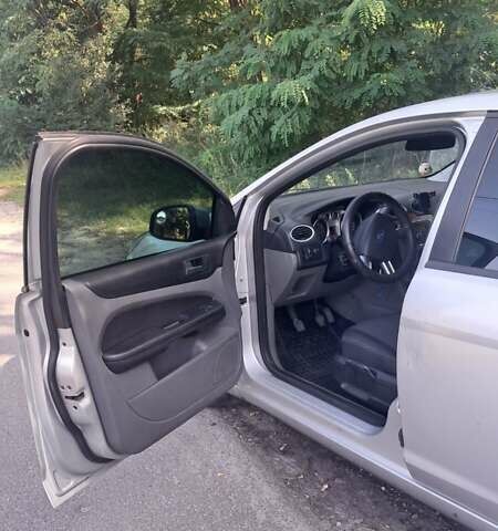 Серый Форд Фокус, объемом двигателя 1.6 л и пробегом 425 тыс. км за 4200 $, фото 7 на Automoto.ua