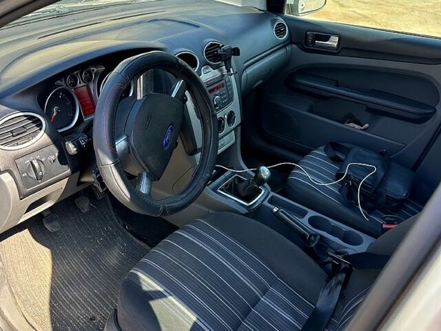 Серый Форд Фокус, объемом двигателя 1.6 л и пробегом 225 тыс. км за 4600 $, фото 5 на Automoto.ua