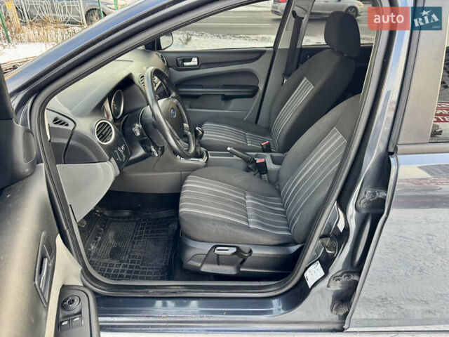 Серый Форд Фокус, объемом двигателя 1.6 л и пробегом 230 тыс. км за 5500 $, фото 25 на Automoto.ua