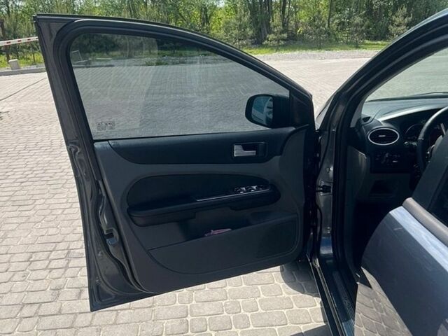 Сірий Форд Фокус, об'ємом двигуна 1.6 л та пробігом 285 тис. км за 5500 $, фото 17 на Automoto.ua