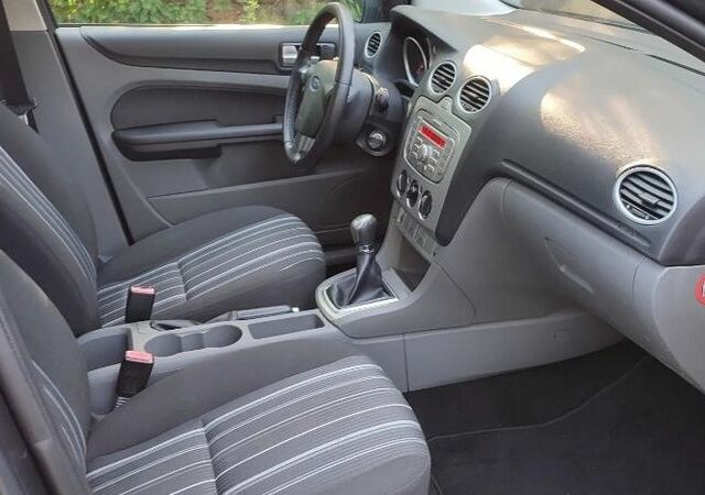 Серый Форд Фокус, объемом двигателя 1.6 л и пробегом 218 тыс. км за 2100 $, фото 5 на Automoto.ua