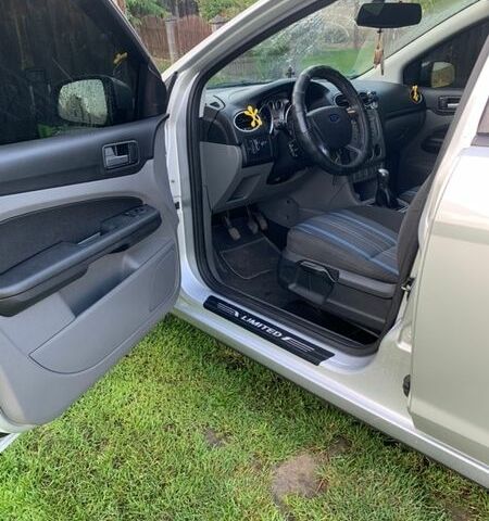 Серый Форд Фокус, объемом двигателя 1.6 л и пробегом 217 тыс. км за 5000 $, фото 2 на Automoto.ua