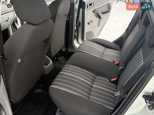 Сірий Форд Фокус, об'ємом двигуна 1.6 л та пробігом 225 тис. км за 4300 $, фото 51 на Automoto.ua