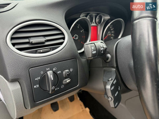 Сірий Форд Фокус, об'ємом двигуна 1.6 л та пробігом 277 тис. км за 5600 $, фото 23 на Automoto.ua