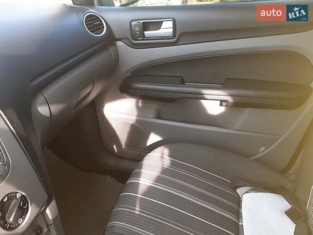 Сірий Форд Фокус, об'ємом двигуна 1.6 л та пробігом 204 тис. км за 5850 $, фото 4 на Automoto.ua
