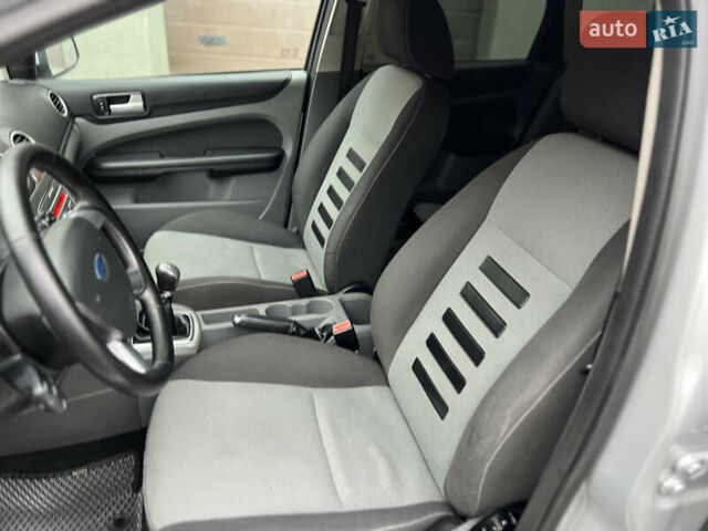 Серый Форд Фокус, объемом двигателя 1.6 л и пробегом 264 тыс. км за 4150 $, фото 12 на Automoto.ua