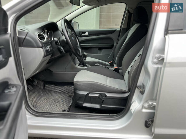 Серый Форд Фокус, объемом двигателя 1.6 л и пробегом 264 тыс. км за 4150 $, фото 21 на Automoto.ua