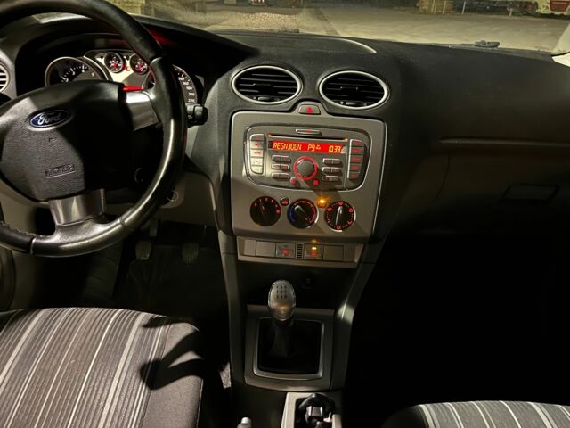 Серый Форд Фокус, объемом двигателя 1.6 л и пробегом 226 тыс. км за 2712 $, фото 7 на Automoto.ua