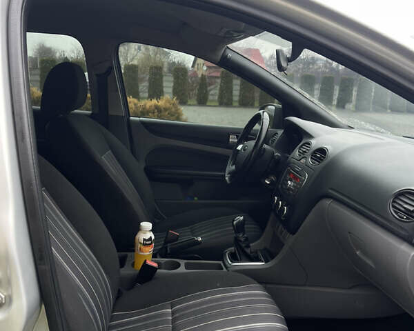 Серый Форд Фокус, объемом двигателя 1.6 л и пробегом 315 тыс. км за 4650 $, фото 27 на Automoto.ua