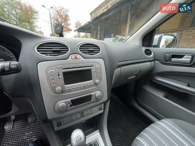 Серый Форд Фокус, объемом двигателя 1.6 л и пробегом 316 тыс. км за 4350 $, фото 13 на Automoto.ua