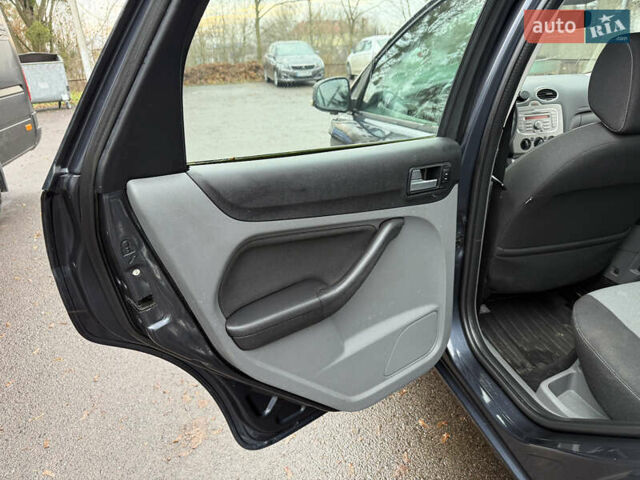 Серый Форд Фокус, объемом двигателя 1.6 л и пробегом 224 тыс. км за 4200 $, фото 27 на Automoto.ua