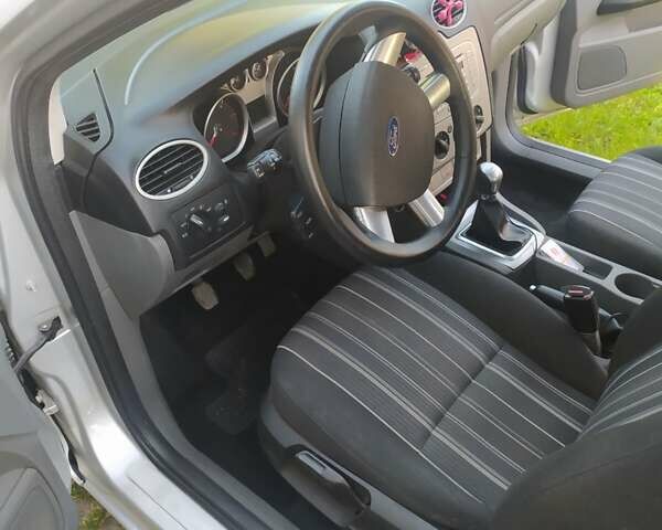 Серый Форд Фокус, объемом двигателя 1.6 л и пробегом 220 тыс. км за 5900 $, фото 5 на Automoto.ua