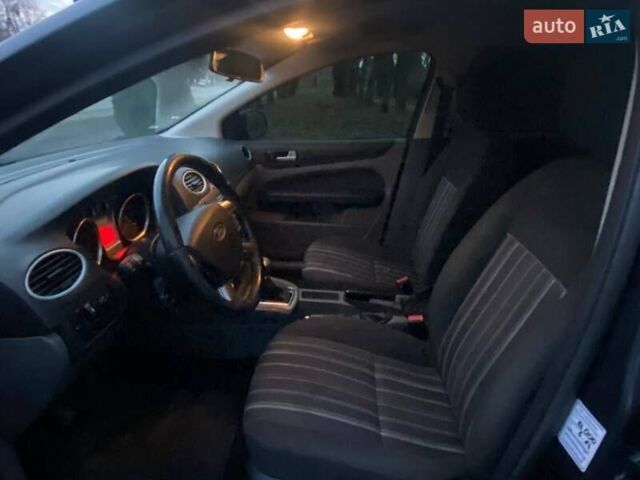 Серый Форд Фокус, объемом двигателя 1.6 л и пробегом 190 тыс. км за 5350 $, фото 4 на Automoto.ua