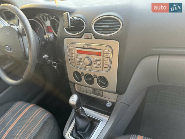 Серый Форд Фокус, объемом двигателя 1.6 л и пробегом 173 тыс. км за 5300 $, фото 9 на Automoto.ua