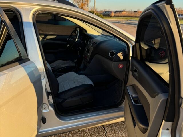 Серый Форд Фокус, объемом двигателя 1.6 л и пробегом 257 тыс. км за 6000 $, фото 6 на Automoto.ua