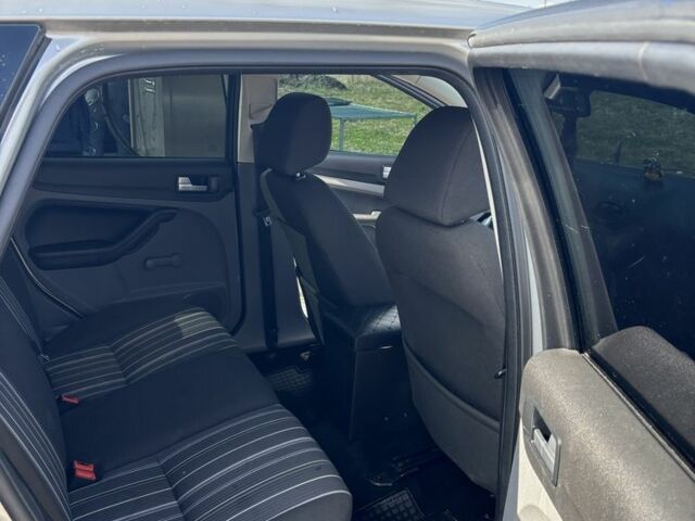 Серый Форд Фокус, объемом двигателя 1.6 л и пробегом 280 тыс. км за 4650 $, фото 2 на Automoto.ua