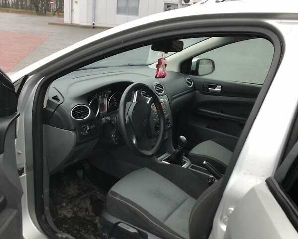 Серый Форд Фокус, объемом двигателя 1.8 л и пробегом 240 тыс. км за 3999 $, фото 4 на Automoto.ua