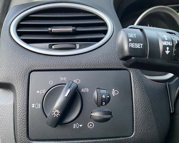 Серый Форд Фокус, объемом двигателя 1.6 л и пробегом 272 тыс. км за 5800 $, фото 25 на Automoto.ua