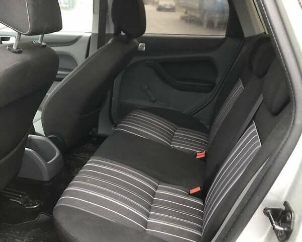 Серый Форд Фокус, объемом двигателя 1.8 л и пробегом 240 тыс. км за 3999 $, фото 2 на Automoto.ua