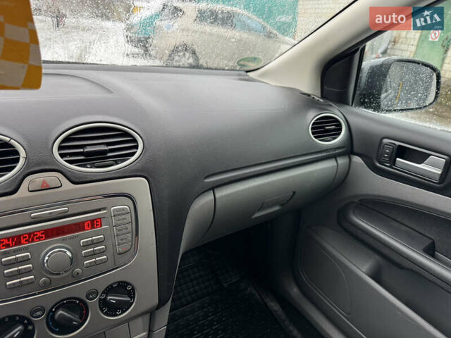 Серый Форд Фокус, объемом двигателя 1.6 л и пробегом 175 тыс. км за 4750 $, фото 33 на Automoto.ua