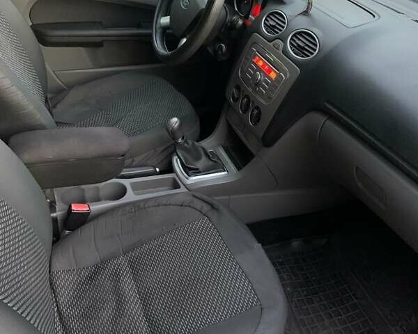 Серый Форд Фокус, объемом двигателя 1.6 л и пробегом 276 тыс. км за 5500 $, фото 3 на Automoto.ua