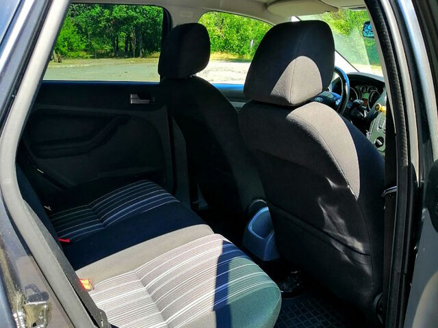 Серый Форд Фокус, объемом двигателя 1.6 л и пробегом 227 тыс. км за 5500 $, фото 7 на Automoto.ua