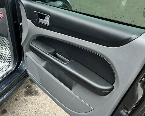 Серый Форд Фокус, объемом двигателя 1.56 л и пробегом 310 тыс. км за 6200 $, фото 9 на Automoto.ua