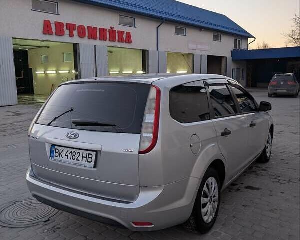 Серый Форд Фокус, объемом двигателя 1.56 л и пробегом 401 тыс. км за 3999 $, фото 4 на Automoto.ua