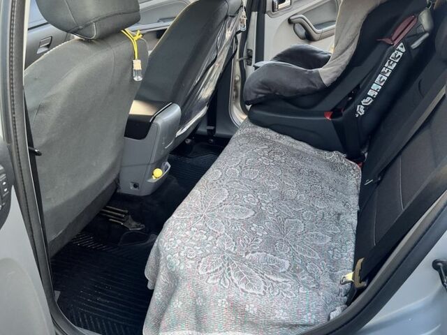 Серый Форд Фокус, объемом двигателя 1.8 л и пробегом 356 тыс. км за 4800 $, фото 7 на Automoto.ua