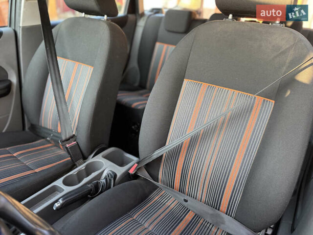 Серый Форд Фокус, объемом двигателя 1.6 л и пробегом 173 тыс. км за 5300 $, фото 15 на Automoto.ua