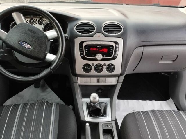 Сірий Форд Фокус, об'ємом двигуна 1.6 л та пробігом 305 тис. км за 4750 $, фото 5 на Automoto.ua