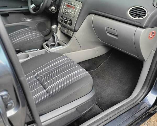 Серый Форд Фокус, объемом двигателя 1.6 л и пробегом 230 тыс. км за 5500 $, фото 12 на Automoto.ua