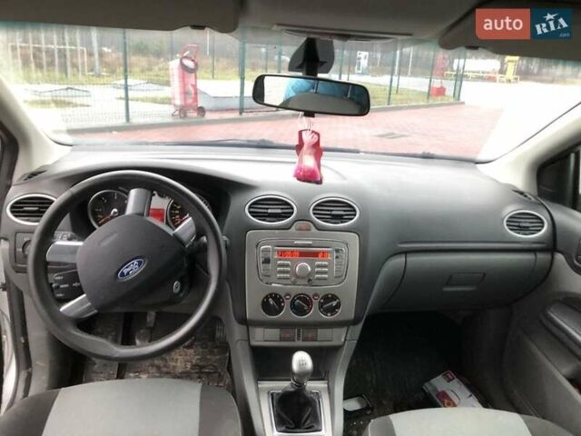 Серый Форд Фокус, объемом двигателя 1.8 л и пробегом 240 тыс. км за 3999 $, фото 1 на Automoto.ua