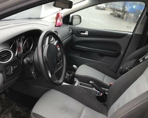 Серый Форд Фокус, объемом двигателя 1.8 л и пробегом 240 тыс. км за 3999 $, фото 3 на Automoto.ua