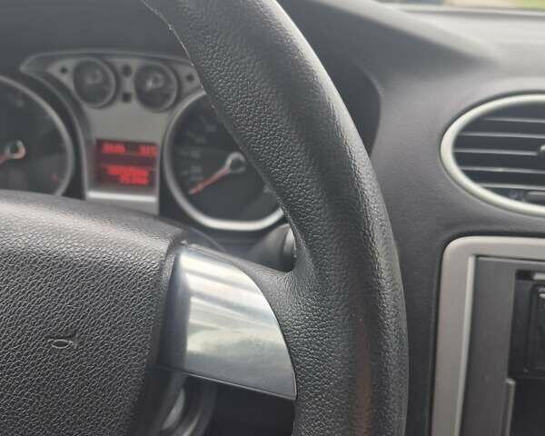 Серый Форд Фокус, объемом двигателя 1.6 л и пробегом 157 тыс. км за 5999 $, фото 6 на Automoto.ua