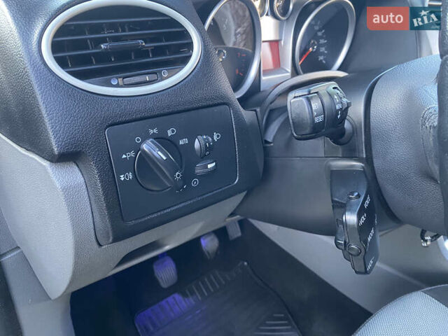 Серый Форд Фокус, объемом двигателя 1.8 л и пробегом 287 тыс. км за 5200 $, фото 18 на Automoto.ua