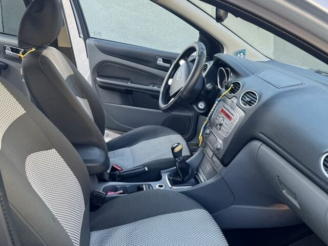 Серый Форд Фокус, объемом двигателя 1.8 л и пробегом 356 тыс. км за 4800 $, фото 5 на Automoto.ua