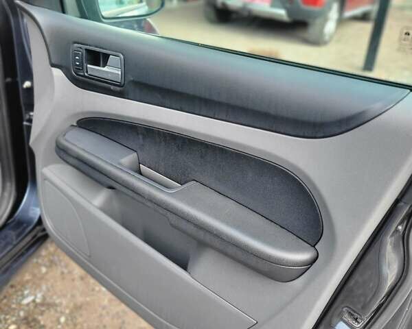 Серый Форд Фокус, объемом двигателя 1.6 л и пробегом 230 тыс. км за 5500 $, фото 13 на Automoto.ua