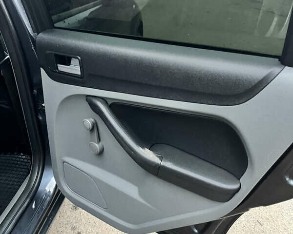 Серый Форд Фокус, объемом двигателя 1.56 л и пробегом 310 тыс. км за 6200 $, фото 11 на Automoto.ua