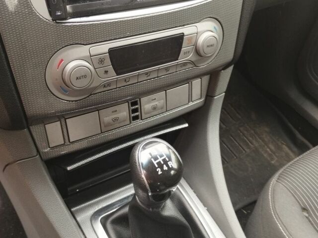 Серый Форд Фокус, объемом двигателя 1.6 л и пробегом 243 тыс. км за 5500 $, фото 6 на Automoto.ua