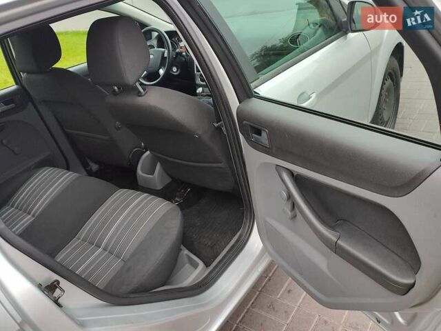 Серый Форд Фокус, объемом двигателя 1.6 л и пробегом 294 тыс. км за 5300 $, фото 11 на Automoto.ua