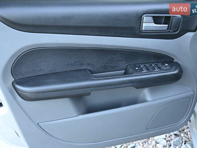 Серый Форд Фокус, объемом двигателя 1.6 л и пробегом 306 тыс. км за 4850 $, фото 11 на Automoto.ua