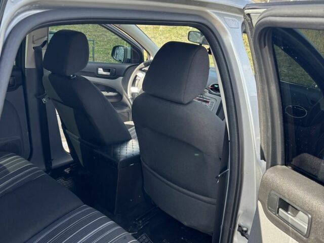 Серый Форд Фокус, объемом двигателя 1.6 л и пробегом 280 тыс. км за 4650 $, фото 3 на Automoto.ua