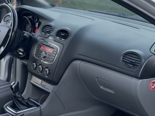 Серый Форд Фокус, объемом двигателя 1.6 л и пробегом 243 тыс. км за 4650 $, фото 12 на Automoto.ua