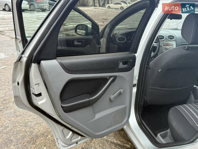 Серый Форд Фокус, объемом двигателя 1.8 л и пробегом 241 тыс. км за 4650 $, фото 17 на Automoto.ua