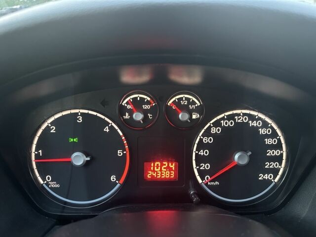 Сірий Форд Фокус, об'ємом двигуна 1.6 л та пробігом 245 тис. км за 4700 $, фото 18 на Automoto.ua