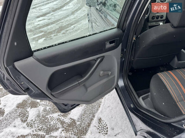 Серый Форд Фокус, объемом двигателя 1.6 л и пробегом 175 тыс. км за 4750 $, фото 40 на Automoto.ua