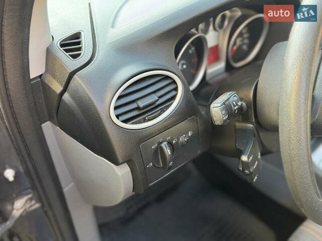 Серый Форд Фокус, объемом двигателя 1.6 л и пробегом 173 тыс. км за 5300 $, фото 11 на Automoto.ua