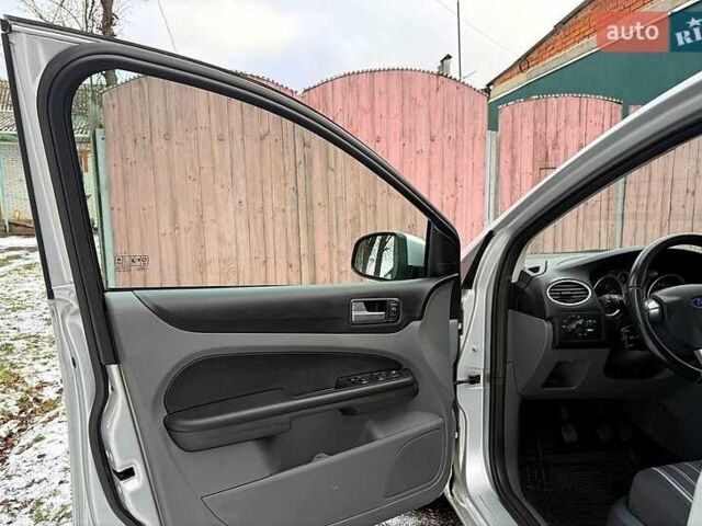 Серый Форд Фокус, объемом двигателя 1.6 л и пробегом 179 тыс. км за 5800 $, фото 6 на Automoto.ua