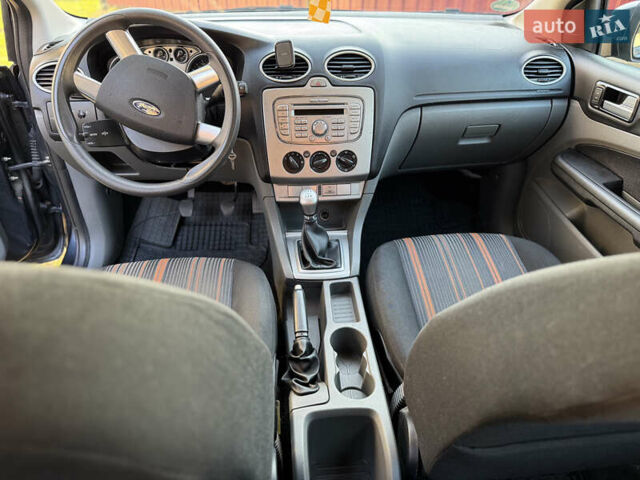 Серый Форд Фокус, объемом двигателя 1.6 л и пробегом 173 тыс. км за 5300 $, фото 16 на Automoto.ua